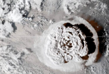 Tonga’daki yanardağ stratosfere eşi görülmemiş miktarda su buharı püskürttü